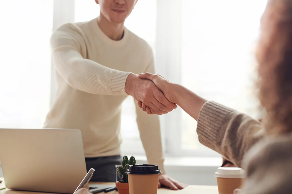 Anstellung auch mit Sehbehinderung Bild Handschlag