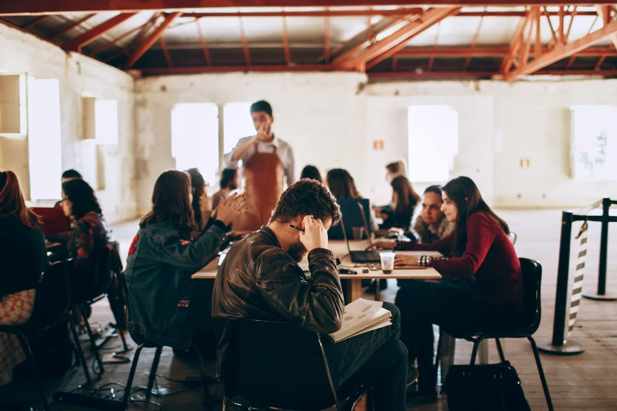 Symbolbild Weiterbildung Studierende in Schulungsraum