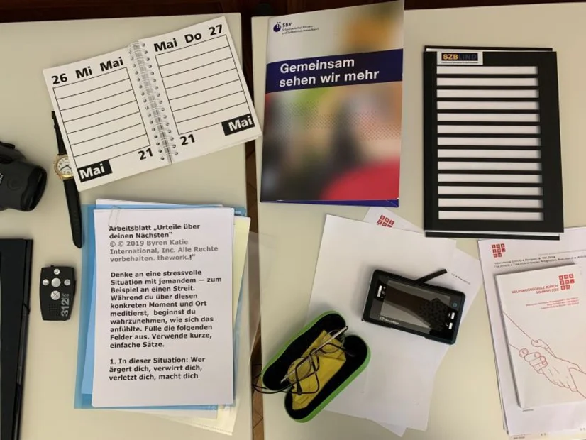Moyens auxiliaires pour les personnes malvoyantes